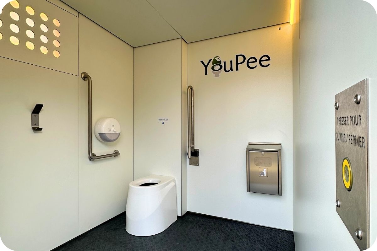 L'intérieur des toilettes publiques éco-autonomes "YouPee"